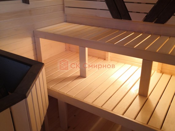 Нижний ярус полков до стены