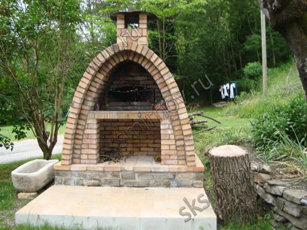 Вариант кирпичного мангала на даче под открытым небом